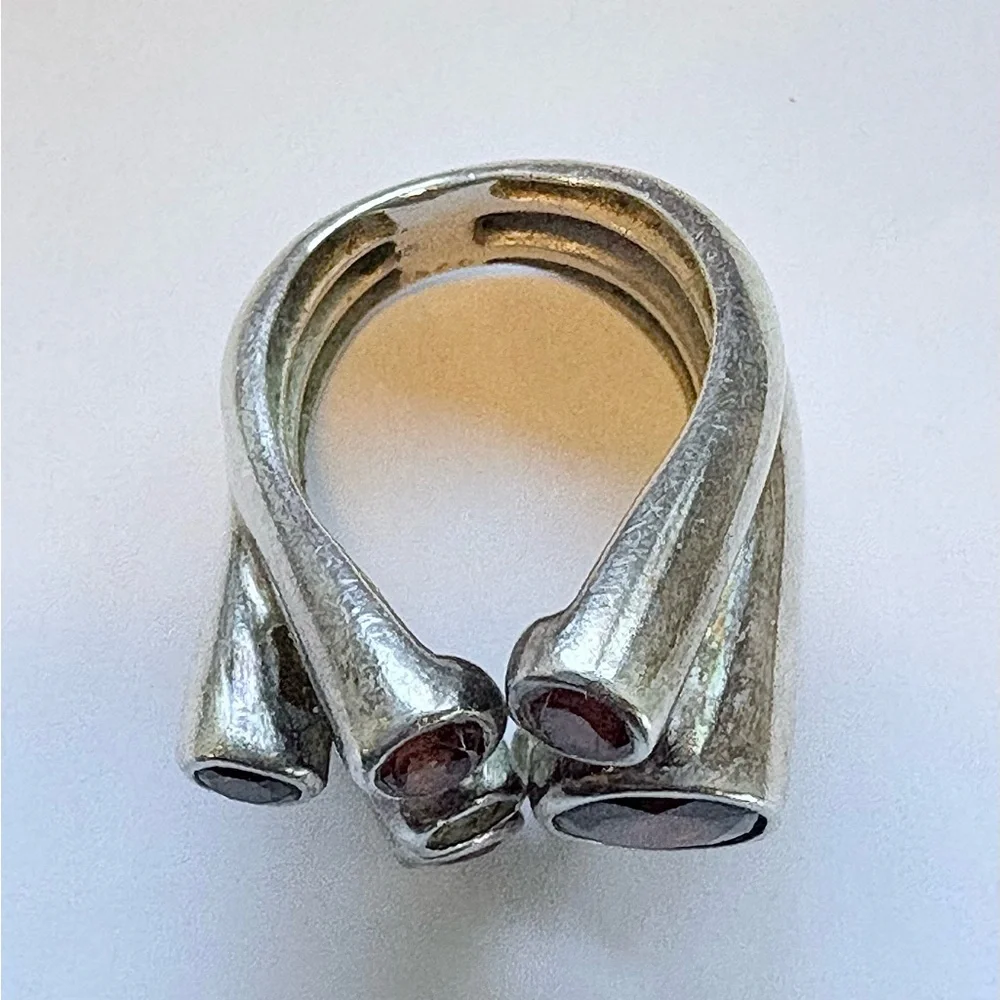 Sterling silver and garnet ring - missing a stone